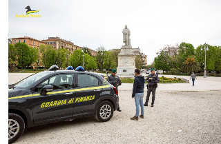 Ancona - Spaccia davanti a scuola, arrestato 19enne clandestino